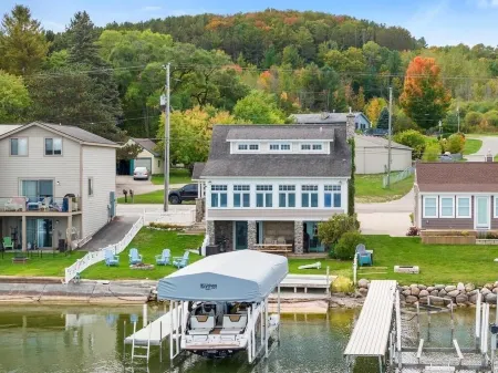 Lakeside, New Large Dock & Mooring Ball. On beautiful  Lake Charlevoix 🥂 Отели в г. Юг Арм Тауншип