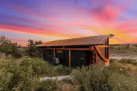 Pedernales River Guesthouses - BLUE