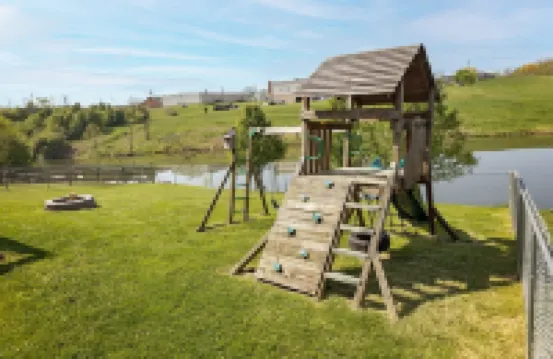 4 Bed, 2.5 Bath, 3 KING BEDS on a Private Lake with Dock!  Family Friendly Hotels in Crittenden