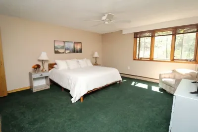 Peaceful mountain getaway, newly renovated and minutes to everything