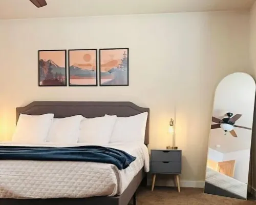 JSW Away Stay featuring 1 King size bed, 2 queen size beds, and 2 baths Hotels in La Grande