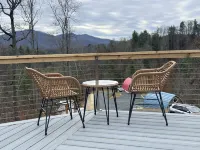 Romantic Blue Ridge Mountain cabin with hot tub, view and fire pit - Red