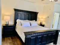 The Desert Moon- A luxurious retreat w/ amazing patio, shuffleboard, EV charger - WiFi