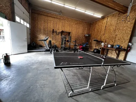 2 Bedrooms, Sleeps 6-8 with private deck, gym and game room. Near the trails. Отели рядом с достопримечательностью «Зоопарк Аляска»