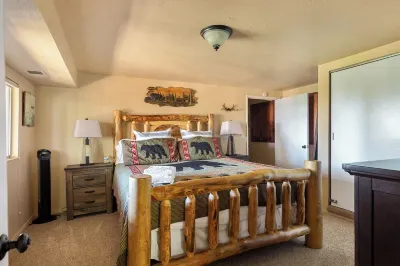 Luxurious Cabin w/ lake views 10 minutes to Santa's SkyPark & Village