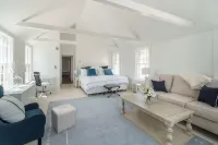 Spacious 5 BR, 4 BA home, a block fr Harbor, near World Class dining, shopping