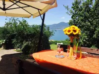 Apartment in a house with garden and view of the lake