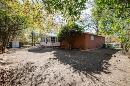 Rustic and Serene Home, 3BR, King Bed, Near RAFB