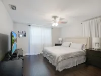 Lush Tropical Oasis! HEATED Pool, 1 mile to downtown, 2 miles to public beach 🏖️