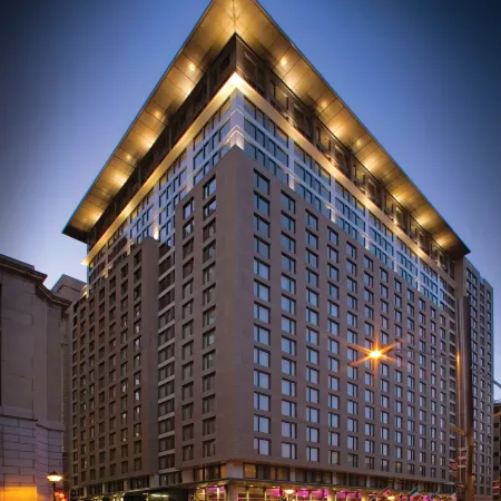 Embassy Suites by Hilton Montreal Отели рядом с достопримечательностью «Базилика Св. Патрика»