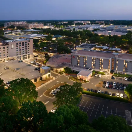 Charlotte Marriott SouthPark Отели рядом с достопримечательностью «Торговый центр SouthPark»