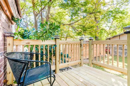 Walk To Aggieville from Brick Cottage with Man Cave, Shuffle Board, Back Yard Отели рядом с достопримечательностью «Flint Hills Discovery Center»