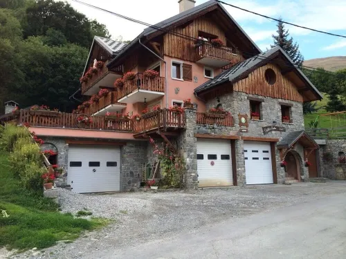 Apartment Lupins 150 M2 4 bed. jacuzzi, large south balcony, exceptional view Hotels in Valloire