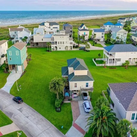 Tranquil Retreat with Gulf Views, 2 Min Walk to Pedestrian-Only Beach
