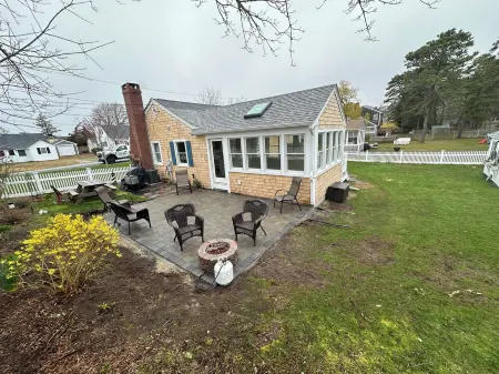 Dennisport : Dog Friendly with a fenced in large yard. 1/2 mile from beach Отели в г. Деннис