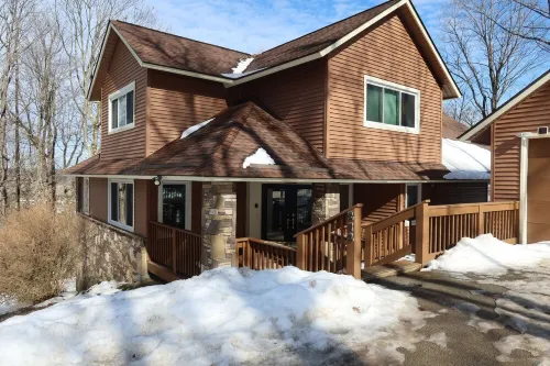 Lux Cabin w/ hot tub, playground, game room, bb court,walking trail, resort pool
