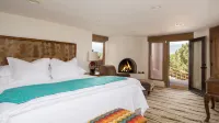 Hilltop, Santa Fe: Pool, 32 Acres, Staggering Views, Luxury Home, Hot Tub, A/C. Hotels in 