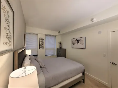 Executively Appointed Condo, w/resort amenities, IND GAR, Pool, Gym+ Biz Lounge Отели в г. Эванстон