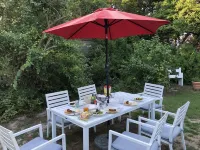 Adorable cottage with short walk to beautiful ocean beaches and nature trails.