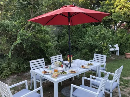 Adorable cottage with short walk to beautiful ocean beaches and nature trails.