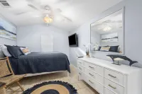 ENTIRE Home, POOL, LANAI/PORCH, Private BAR, MINUTES to Beach, FULLY STOCKED!! Hotels near Staples
