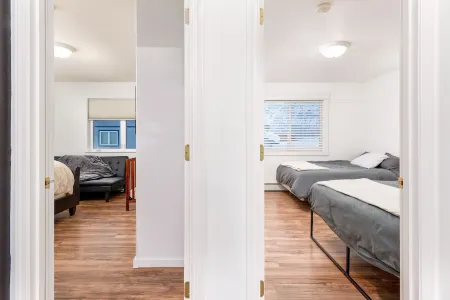 Sauna - Heated Garage - Great Location - Mountain Views - Quiet Neighborhood