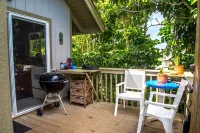 Bright, clean, airy Rocky Point Beach 1 bedroom loft. Steps to beach & bike path Hotels in Pupukea