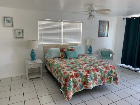 KCB-access Private Cabana Club, Dock on Canal, PET Friendly, Pickle ball courts