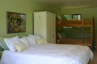 Amazing property & Shasta views, private lake, dark skies, close to everything