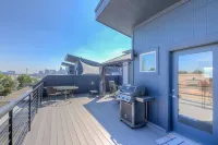 Spacious Townhouse with Rooftop Deck! Super close to Downtown Denver! - 자쿠지