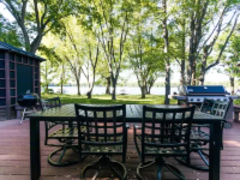 Luxurious Lake McKenzie Cabin Getaway ~ Recently Remodeled! EV Charger on Site Hotel a Scott