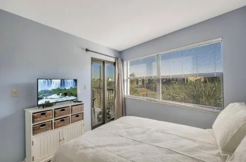 Welcome to Paradise. A Charming 2-bedroom Bay side condo on Marco Island.