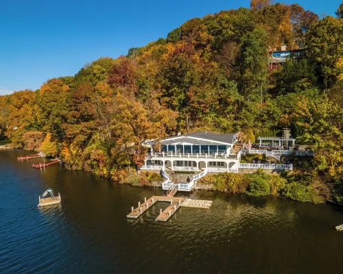 Escape to a Luxury Lakehouse Retreat- Chefs Indoor Outdoor Kitchen Hot Tub Steam 新費爾菲爾德酒店