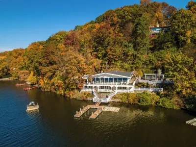 Escape to a Luxury Lakehouse Retreat- Chefs Indoor Outdoor Kitchen Hot Tub Steam فنادق في 