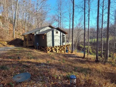 New Cabin Right on The Rockfish River! Peacefull River Sounds, Stunning views! Hotels near Drumheller's Orchard