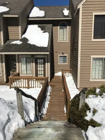 Cozy Spring Condo - Great View of Hidden Valley Resort -Bike-Hike-Golf