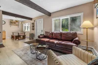 Cozy Chalet 12 Min to Stratton, 7 Min to Bromley & 15 Min to Manchester