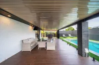 Hampton Holiday Home with Pool, BBQ & 10 min drive to Theme Parks!