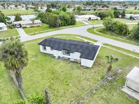 Charming 3-bedroom house in fantastic Port Charlotte ,8 minutes away from beach