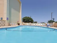 La Quinta Inn & Suites by Wyndham Charleston Riverview Отели в г. Фоли Бич