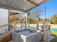 Charming cabin in delightful Brenham with Luxury Amenities