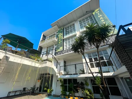 Dinasty Living Syariah Отели рядом с достопримечательностью «Museum Nike Ardilla»