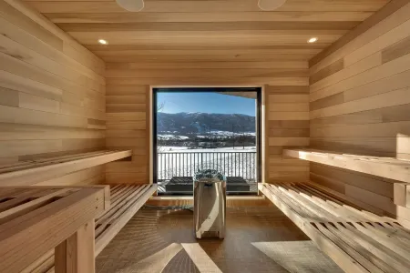 Creekside Cabin: Redlight, Yoga Studio, Sauna, & Cold Plunge; 10-min to skiing