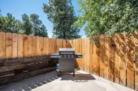 Steps from Mountain View Cafe! 2 bedroom attached  cabin w/fenced private yard!
