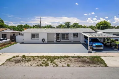 Deluxe studio in fabulous Miami Gardens with a nice King Bed, AC, Wi-Fi Hotels near Hard Rock Stadium