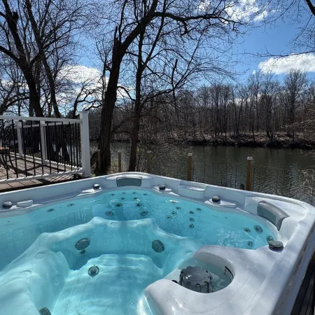 Private Waterfront Retreat – Cozy Fall/Winter Getaway • Hot Tub • Sauna •Firepit