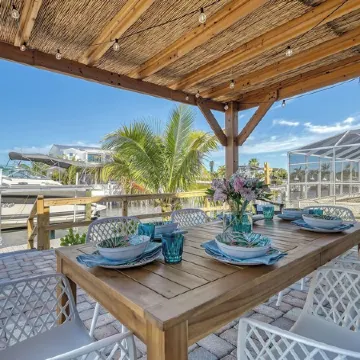 Canal front, dock, heated Pool, near AMI+IMG