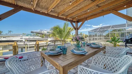 Canal front, dock, heated Pool, near AMI+IMG Отели в г. Кортес