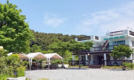 Taean Sea and Star Pension Отели рядом с достопримечательностью «Mallip'o-haesuyokchang»