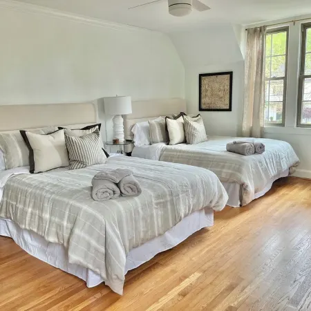 The Designers Den-Sleeps 10, Pets ok, 5min to IHFC & HPU, Emerywood!